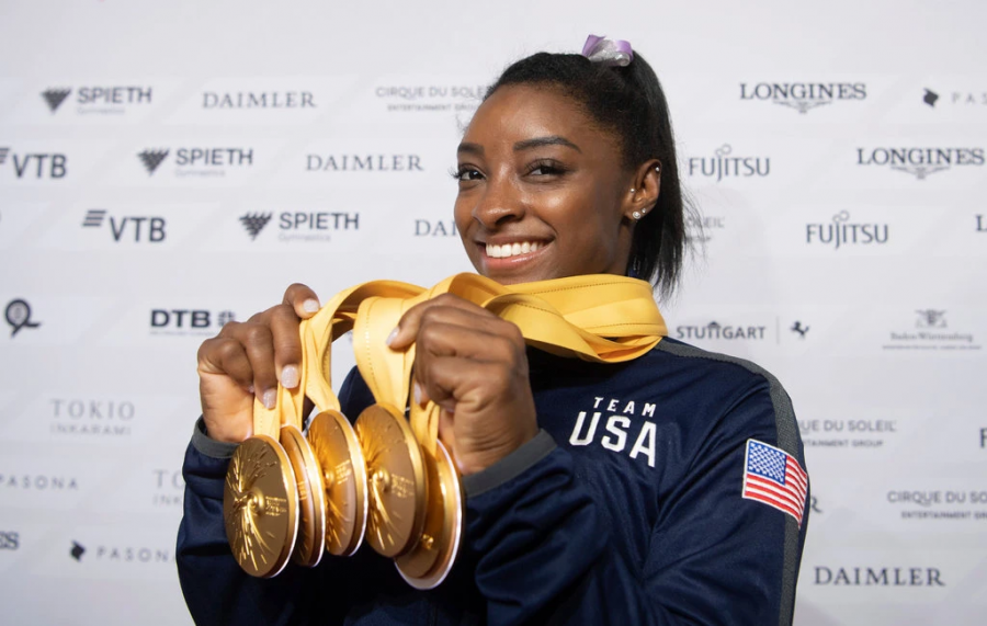 Biles+shows+off+her+five+new+gold+medals.