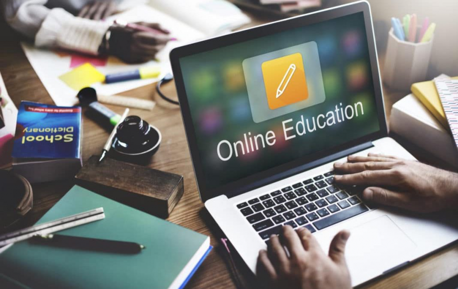 Students report mixed reviews for online learning.