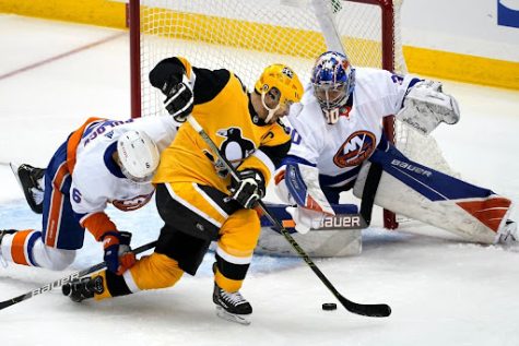 Sidney Crosby attempts to put the puck past Islanders goaltender Ilya Sorokin(AP/Gene J. Puskar)

