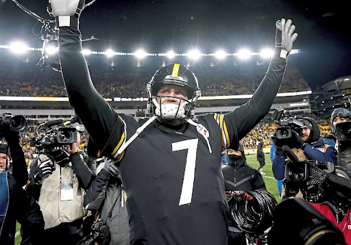 Ben Roethlisberger thanks the fans at Heinz Field after the Pittsburgh Steelers defeat the Cleveland Browns 26-14.