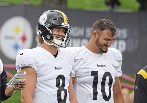 Kenny Pickett (left) and Mitch Trubisky (right) in Steelers training camp. 